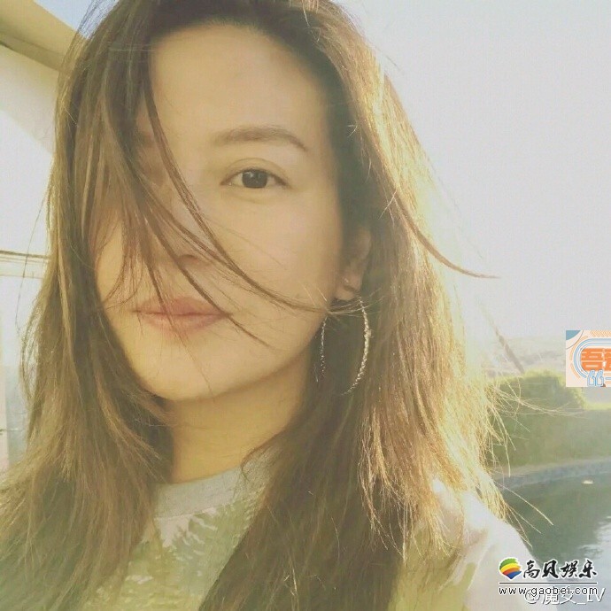 赵薇在微博晒出带家人在海边度假的照片