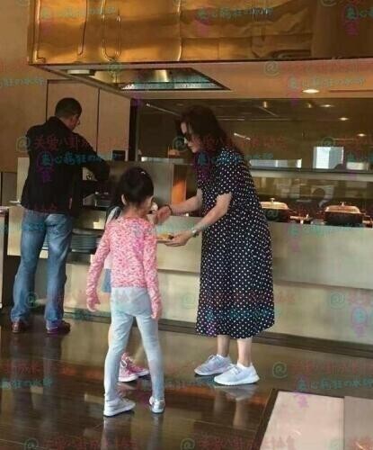 赵薇连弯腰照顾女儿小四月也显得有些困难