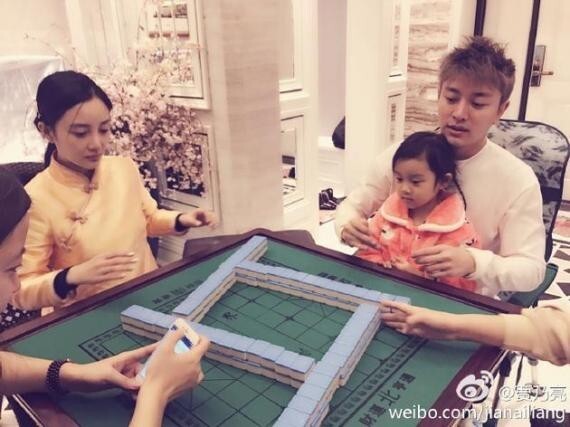 贾乃亮晒出全家打麻将的照片 贾乃亮晒出全家打麻将的照片