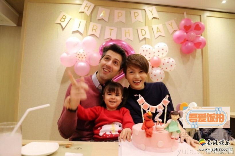 梁咏琪又在微博中晒出和老公一起为女儿庆生的照片 梁咏琪又在微博中晒出和老公一起为女儿庆生的照片