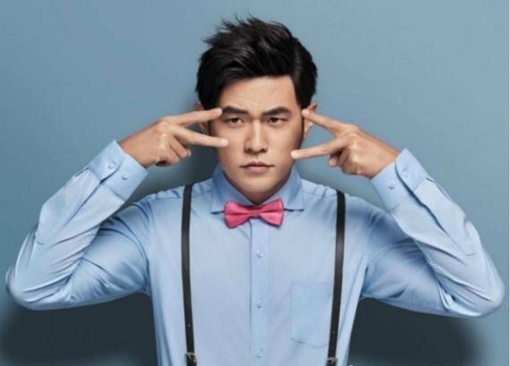 周杰伦在台上制止现场安保人员将歌迷灯牌扔掉