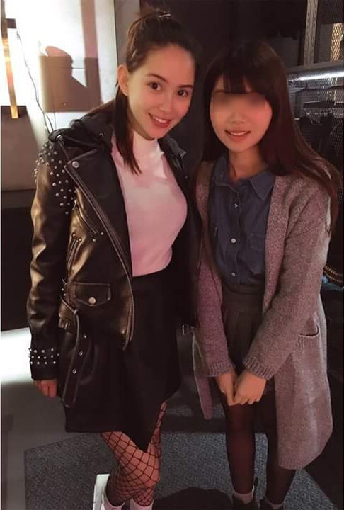 有网友晒出偶遇昆凌与她合影的照片