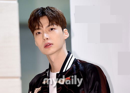 众多韩国艺人在首尔某百货店参加了服装品牌宣传活动