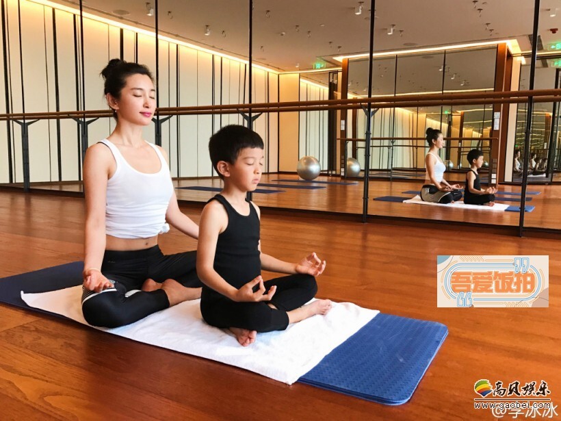 李冰冰晒出自己与小外甥一起健身做瑜伽的照片 李冰冰晒出自己与小外甥一起健身做瑜伽的照片