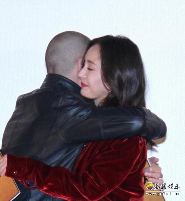 杨幂这是和谁抱上了? 杨幂这是和谁抱上了?