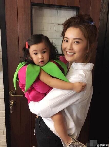 阿Sa抱上了郑希怡的女儿了？