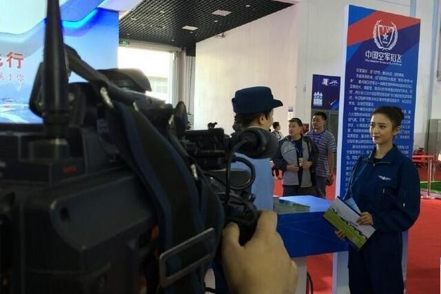 佟丽娅亮相珠海航展， 这新兵英姿飒爽？