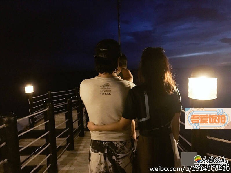 章子怡晒出一组与汪峰带着女儿醒醒去海边游玩的美照