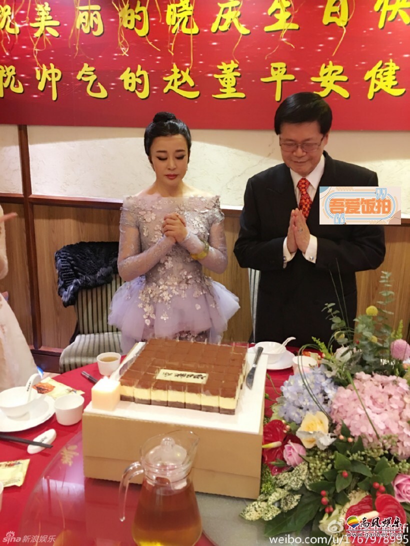 亚姐缪非临晒出刘晓庆61岁生日聚会的照片 亚姐缪非临晒出刘晓庆61岁生日聚会的照片