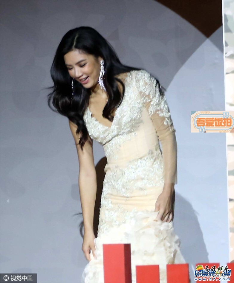 乐基儿出席某品牌活动,当天她身穿鱼尾礼服登台走秀 乐基儿出席某品牌活动,当天她身穿鱼尾礼服登台走秀