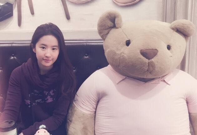 刘亦菲晒了张素颜照，这是高中生吗？