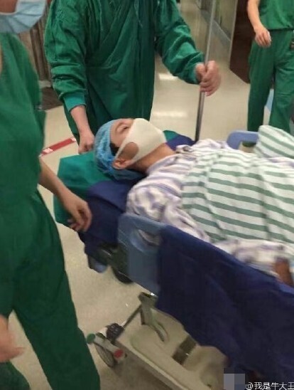 何炅什么病被送到上海杨浦区某三甲医院了？