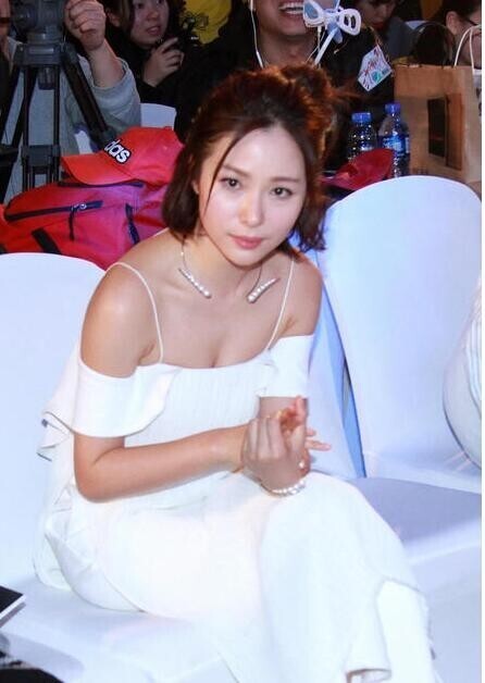 江一燕出席电影发布会？