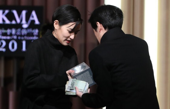 歌手Lang Lee获奖后发表了与众不同的获奖感言 歌手Lang Lee获奖后发表了与众不同的获奖感言