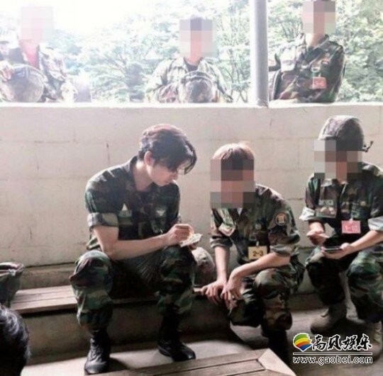 某位网友公开了孔刘过去参加预备役训练时的照片