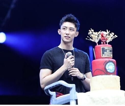 黄景瑜首秀舞蹈生日现场上演脱衣“诱惑”？