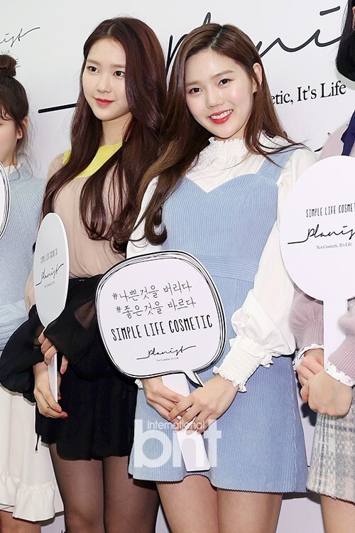 今日下午韩国女团Oh My Girl出席了某品牌活动