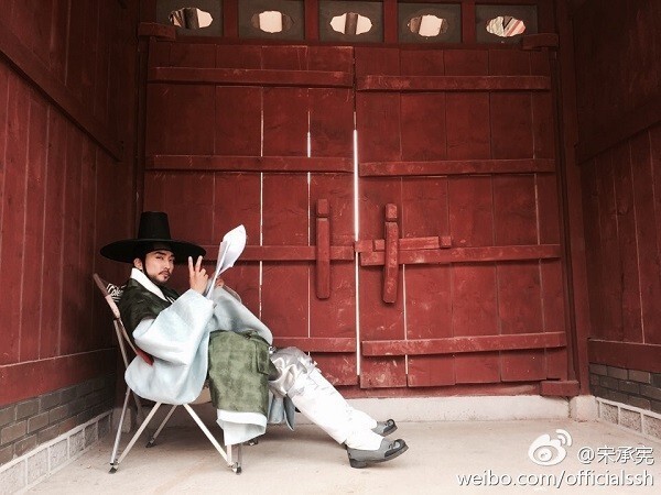 演员宋承宪发布《师任堂，光的日记》拍摄现场的照片