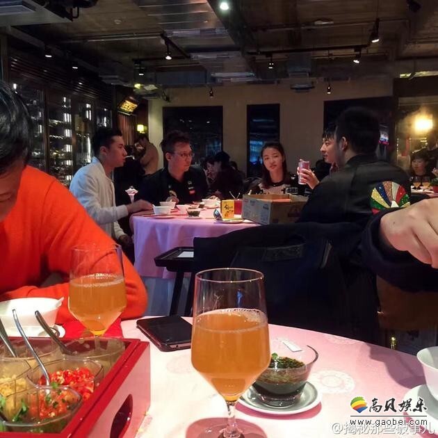 有网友曝光王思聪和朋友饭局的照片