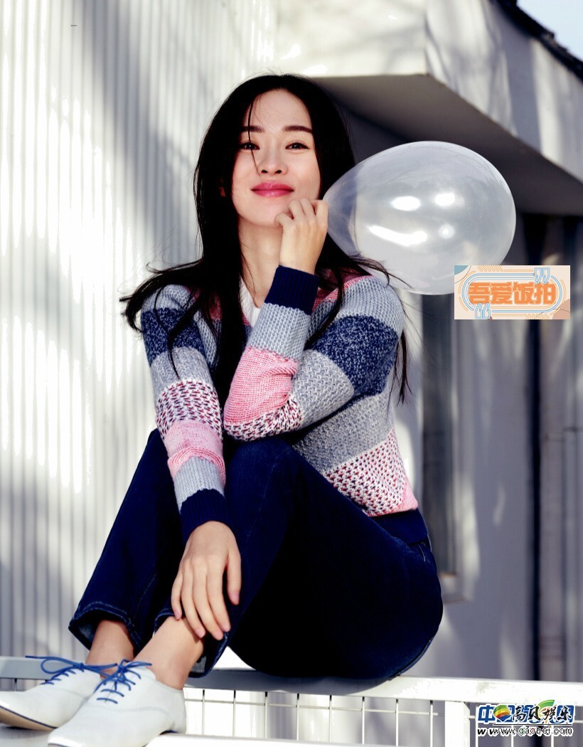 人气女演员霍思燕受邀登上某杂志三月刊封面