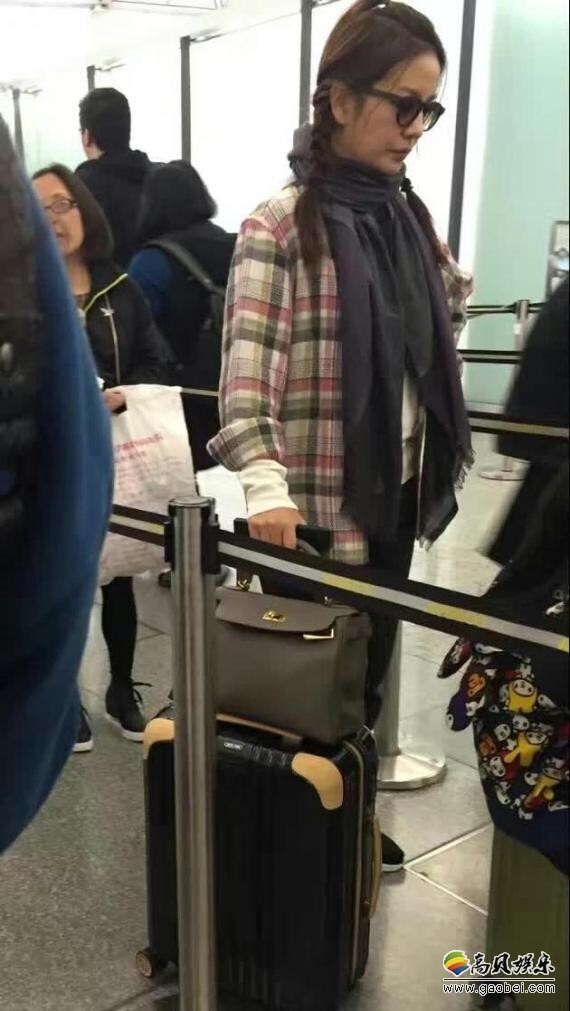 日前赵薇官网搜赵薇赵薇携女儿小四月前往武汉旅游 日前赵薇官网搜赵薇赵薇携女儿小四月前往武汉旅游