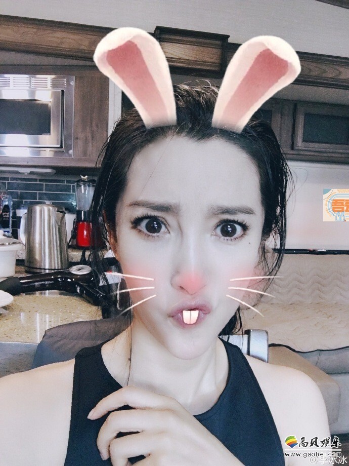 万圣节当天，李冰冰微博晒出一组万圣节搞怪自拍