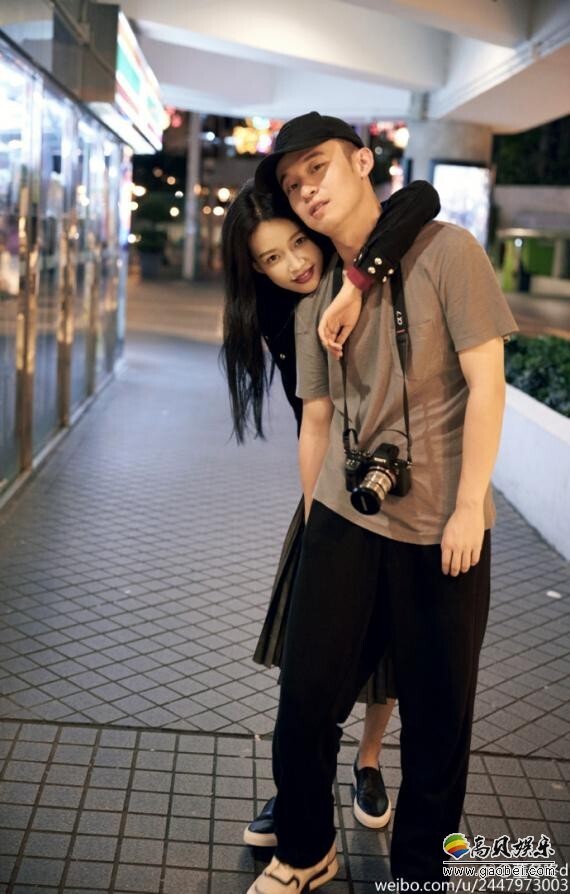 近日有网友晒出在飞机上偶遇董子健和孙怡的照片 近日有网友晒出在飞机上偶遇董子健和孙怡的照片