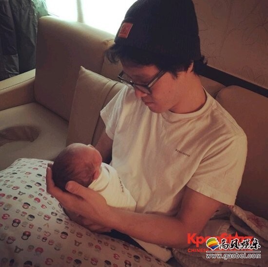 郑仁通过个人Instagram公开了赵正治与女儿的合照