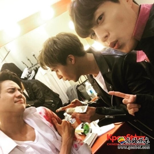 尹斗俊公开了自己与孙东云为梁耀燮应援的照片 尹斗俊公开了自己与孙东云为梁耀燮应援的照片