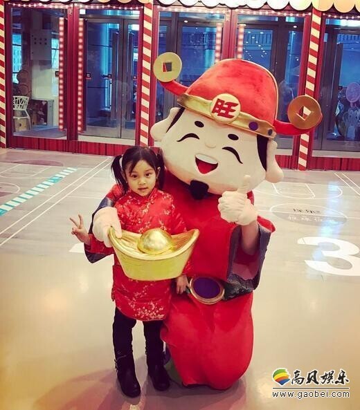 李小璐更新IG,晒出女儿甜馨迎财神的照片 李小璐更新IG,晒出女儿甜馨迎财神的照片