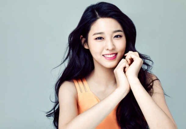 AOA雪炫的亲姐姐金珠炫公开了一张雪炫出席活动时的现场照