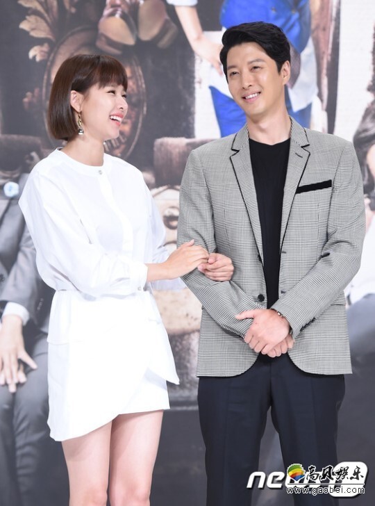 韩国男星李东健公开了与女友赵胤熙结婚的消息 韩国男星李东健公开了与女友赵胤熙结婚的消息