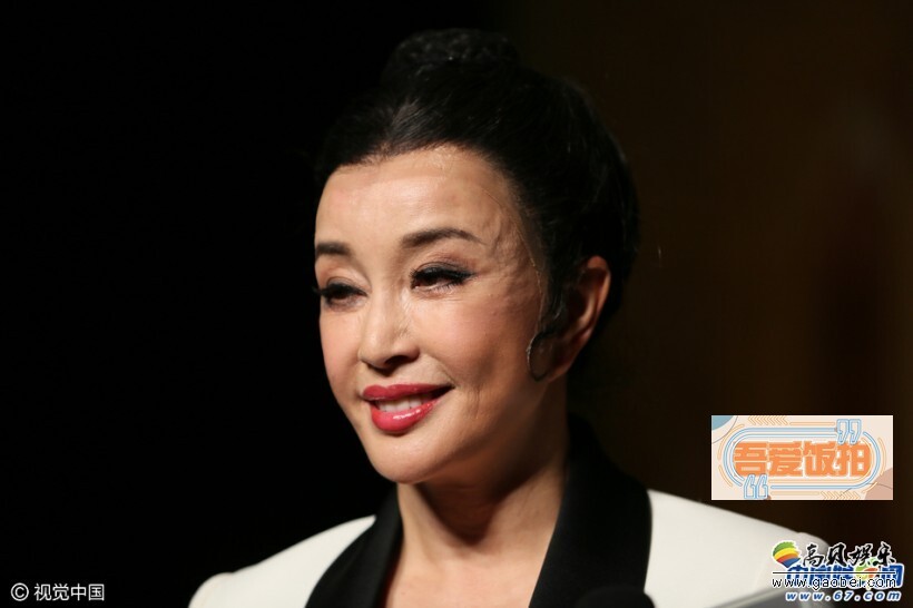 刘晓庆着白色修身礼服套装配黑蕾丝潮味内衫亮相身材苗条上围傲人 刘晓庆着白色修身礼服套装配黑蕾丝潮味内衫亮相身材苗条上围傲人