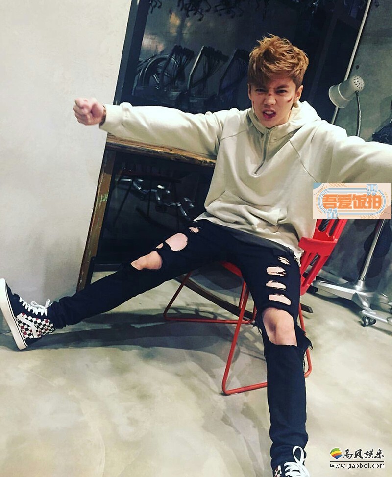 今年万圣节“傻狍子”鹿晗在社交网络上晒出一张万圣节妆容照