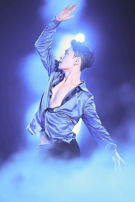 张艺兴首张个人专辑《lose control》全球首发