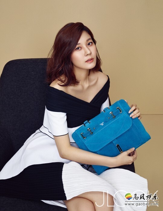 《JLOOK》杂志方面发布了一组演员金荷娜拍摄的3月刊写真