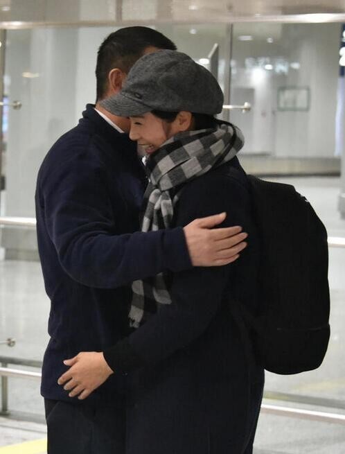 蒋雯丽为什么当着众人给老公一个大大拥抱? 蒋雯丽为什么当着众人给老公一个大大拥抱?