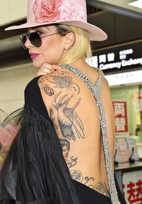 Lady Gaga的背到底有多美? Lady Gaga的背到底有多美?