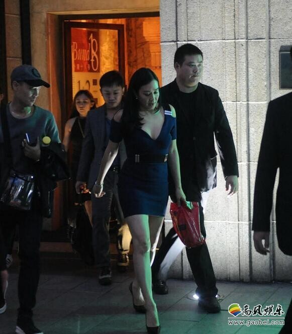 钟丽缇深V短裙现身某酒店了? 钟丽缇深V短裙现身某酒店了?