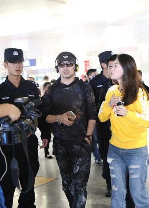 人到中年汪峰发福了?将军肚都出来了? 人到中年汪峰发福了?将军肚都出来了?