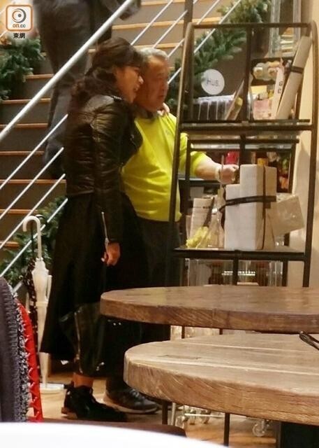 曾志伟现身日本与长发女子逛家品店? 曾志伟现身日本与长发女子逛家品店?