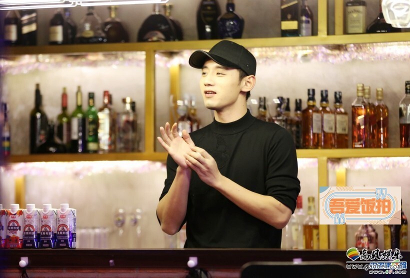 张继科近期录制《熟悉的味道2》帅气调酒的剧照曝光 张继科近期录制《熟悉的味道2》帅气调酒的剧照曝光