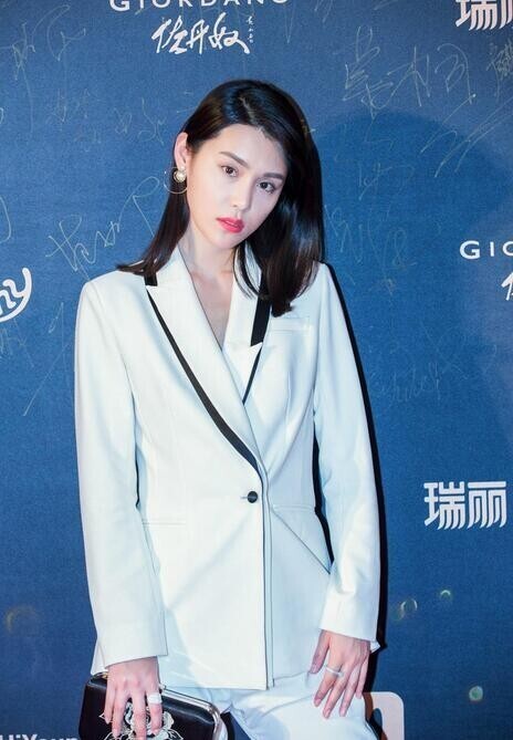 演员韩丹彤白色深V西装现身时尚活动？