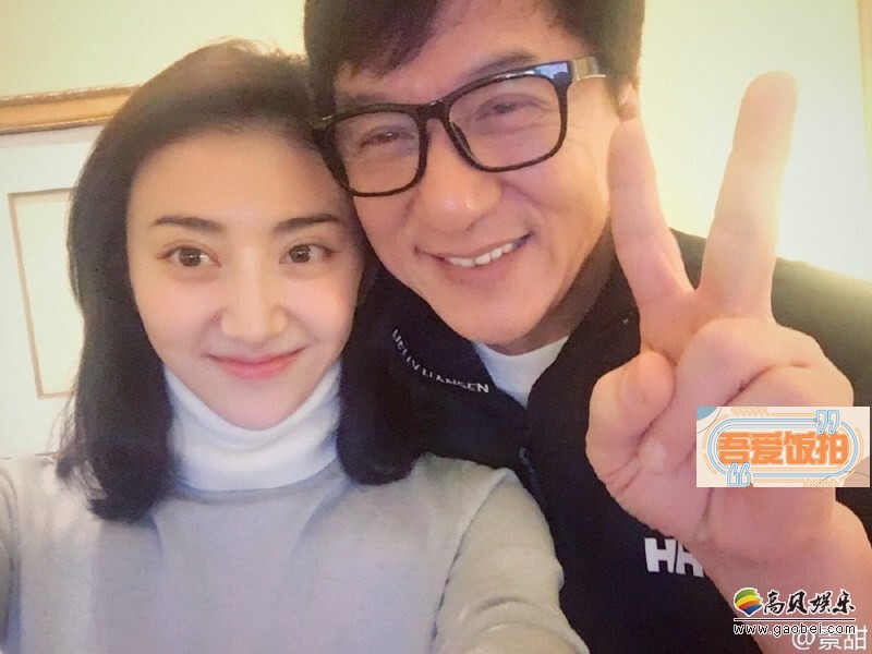 1月1日晚,景甜晒出与成龙的一组合影 1月1日晚,景甜晒出与成龙的一组合影