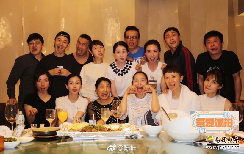陈坤通过微博晒96级北电表演班同学合影聚餐照 陈坤通过微博晒96级北电表演班同学合影聚餐照