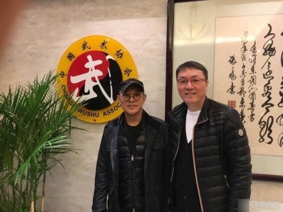 54岁的动作影星李连杰近年苦于被甲亢折磨