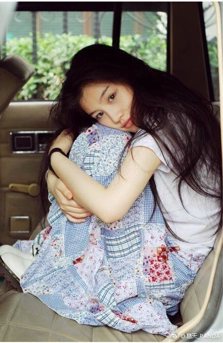 葛天在微博晒海边美照