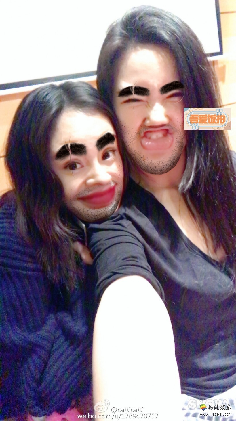 杨幂和好友都被P成了“如花”“小鹿”的模样