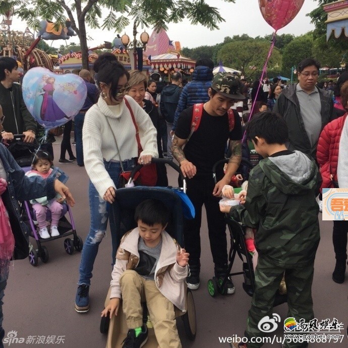 张柏芝带两个儿子游迪士尼 张柏芝带两个儿子游迪士尼