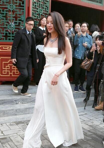 舒淇身穿白色抹胸长裙亮相哪里？